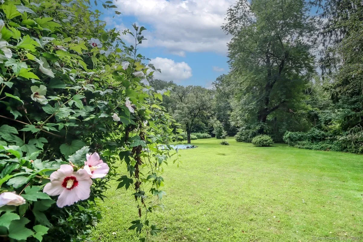 32 Locust Road, Greenwich, Connecticut, United States. - Photo 2