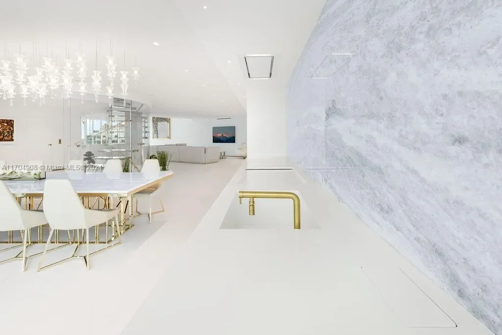 300 S Pointe Dr, #PH-5, Miami Beach, Florida, United States. - Photo 39