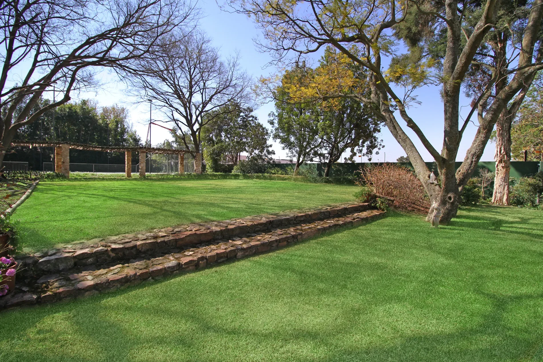Exterior photo 2