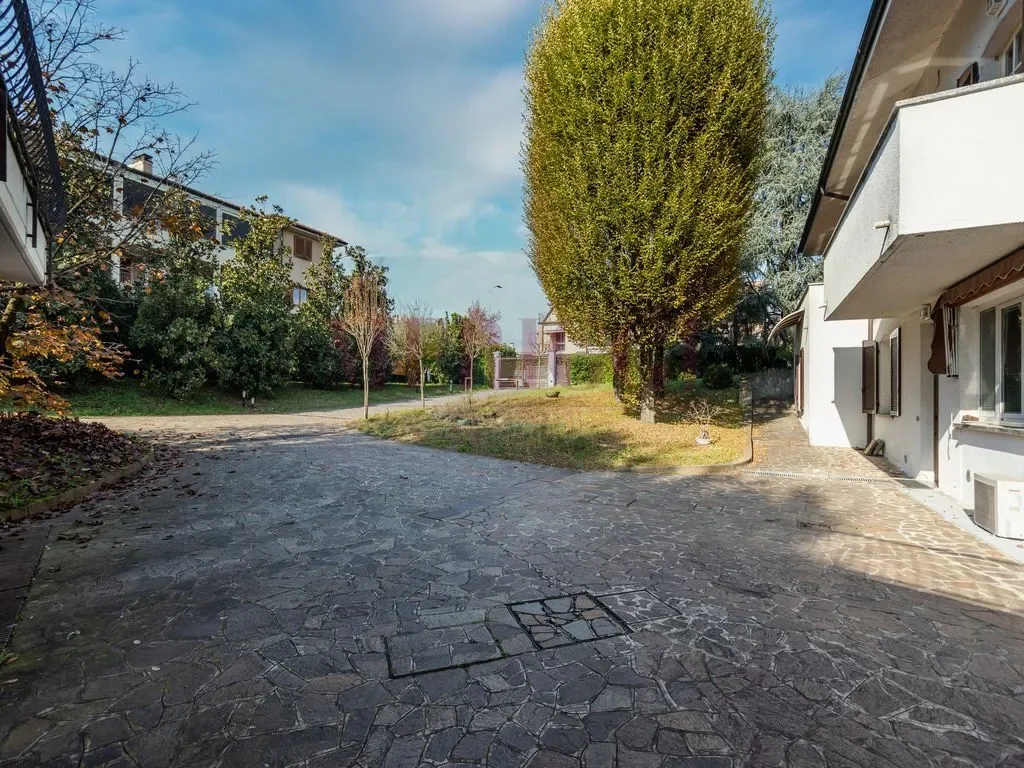 Via Luciano Manara, Usmate Velate, Lombardy, Italy. - Photo 16