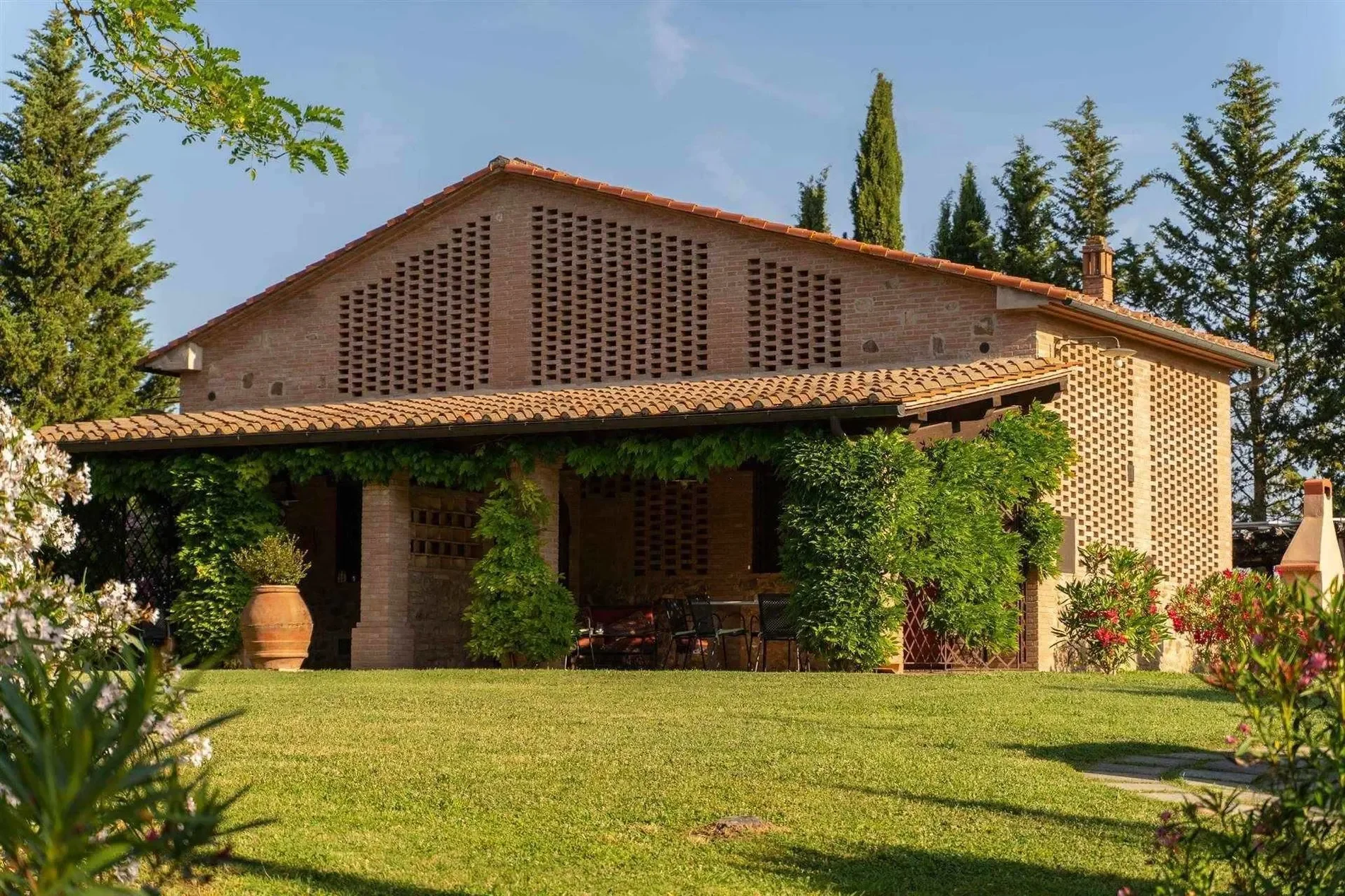 Exterior photo 4