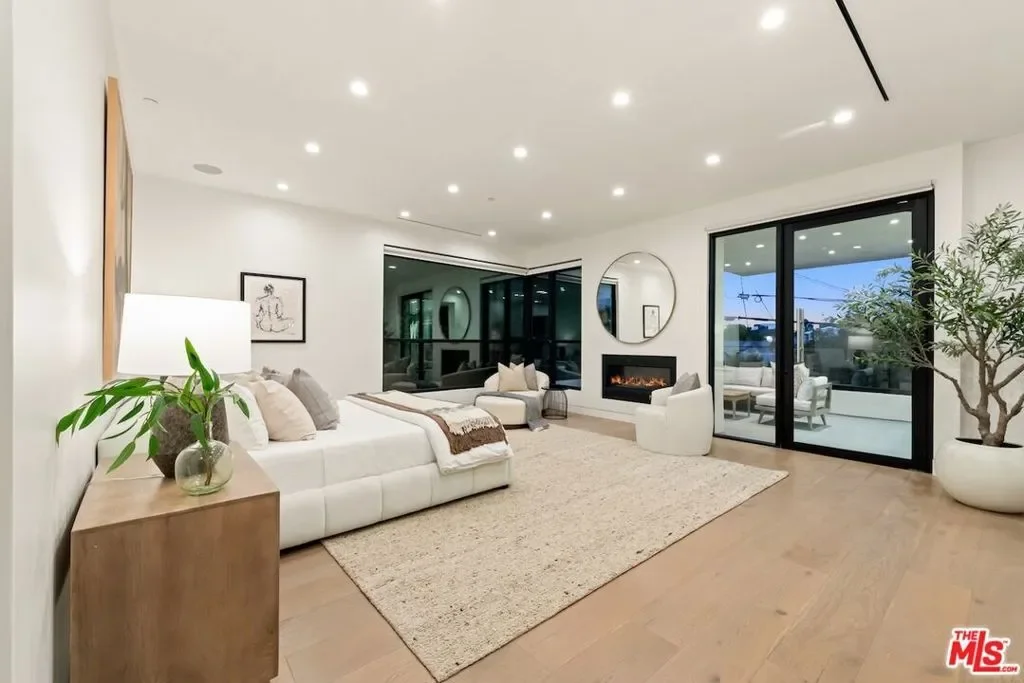818 N Curson Avenue, Los Angeles, California, United States. - Photo 32