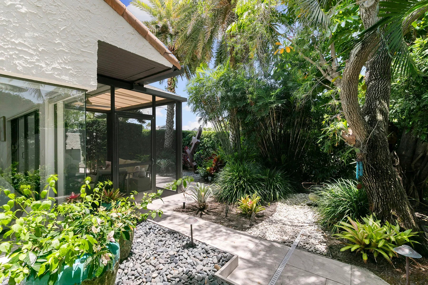 Exterior photo 6