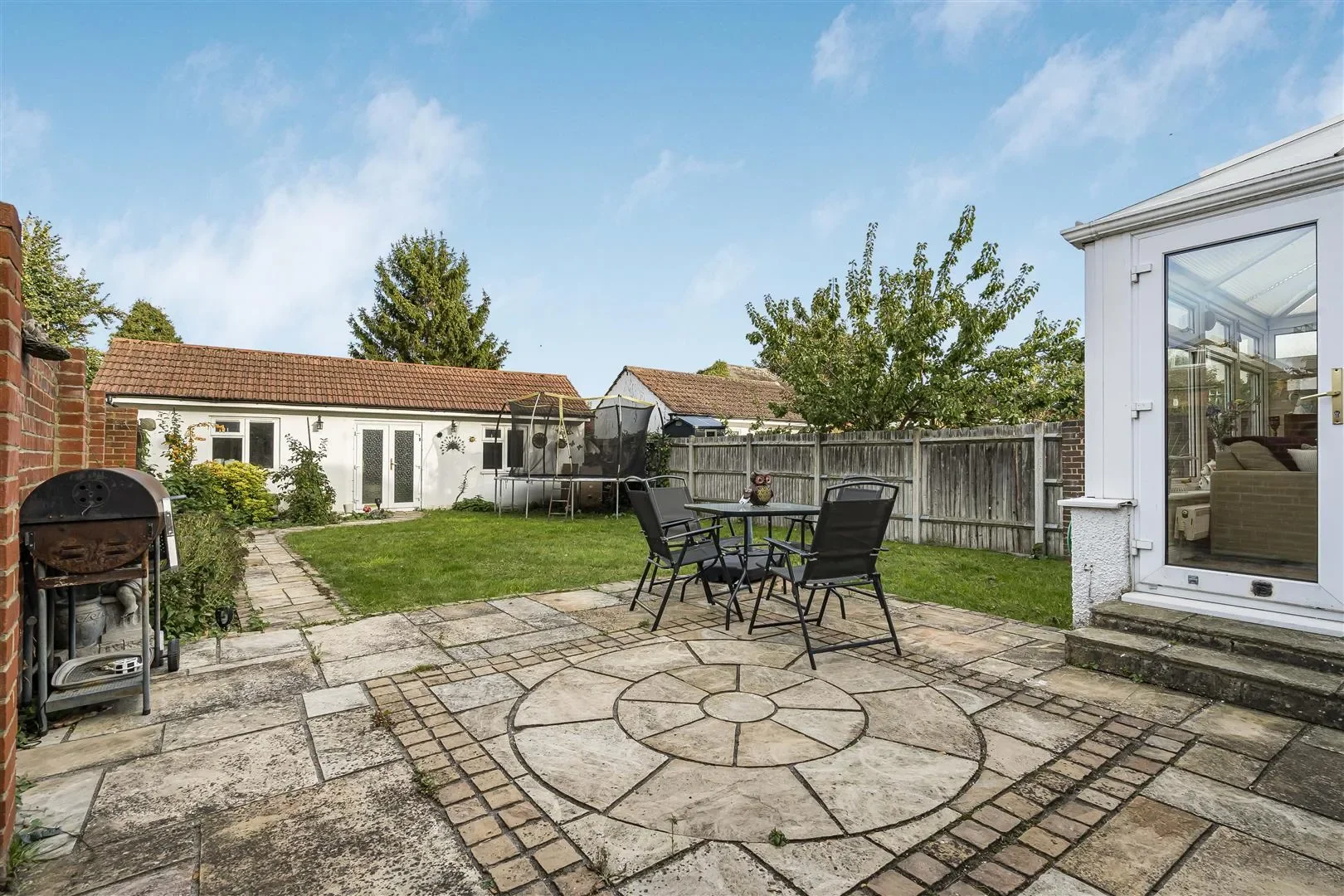 Exterior photo 2