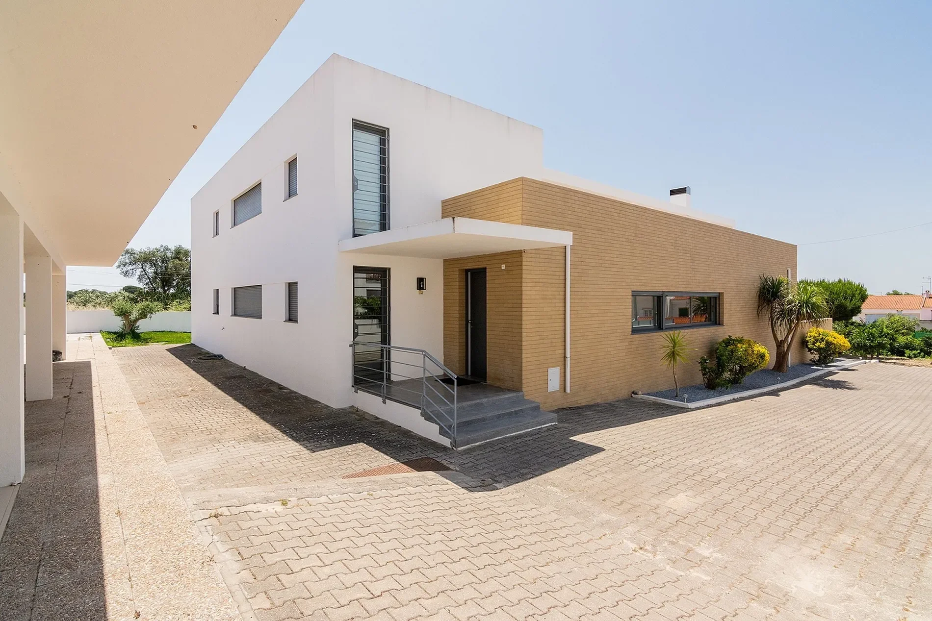 Exterior photo 5