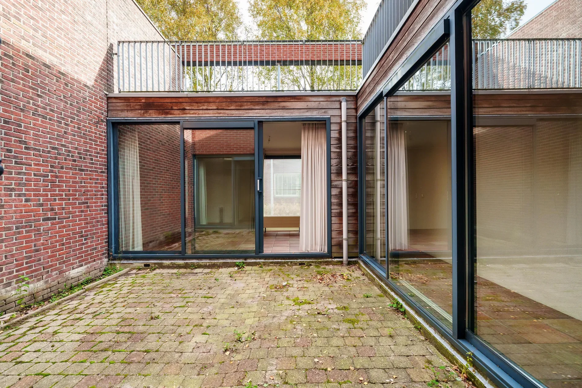 Exterior photo 4