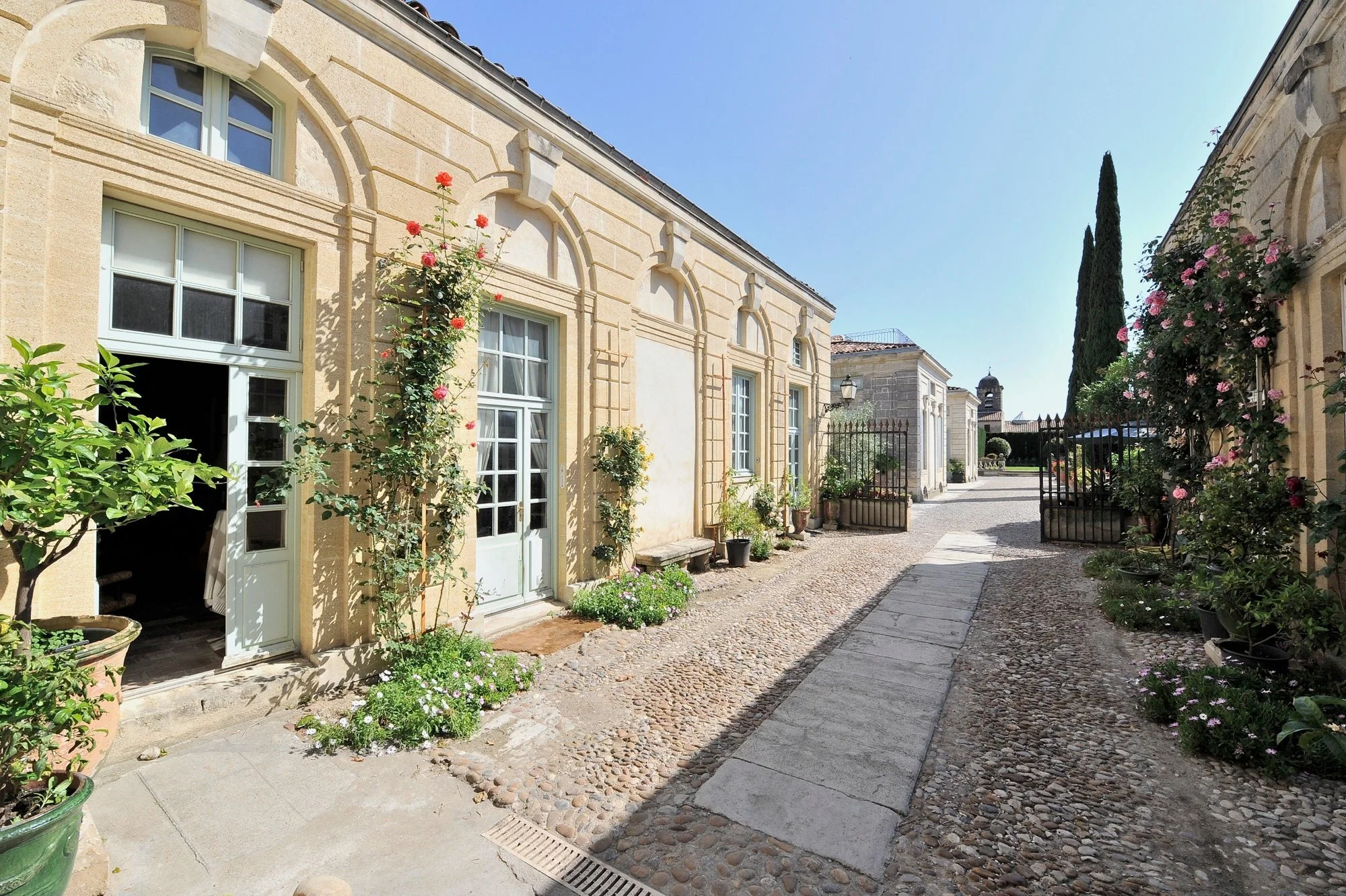 Exterior photo 5