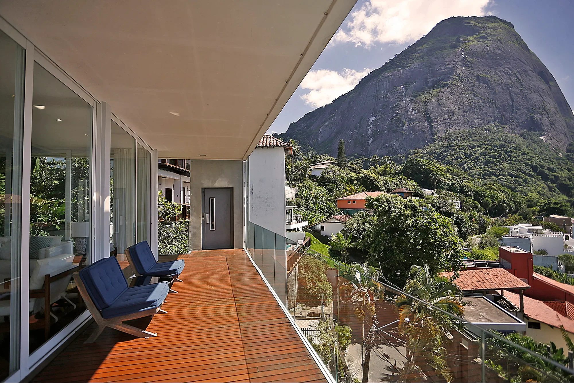 Exterior photo 8