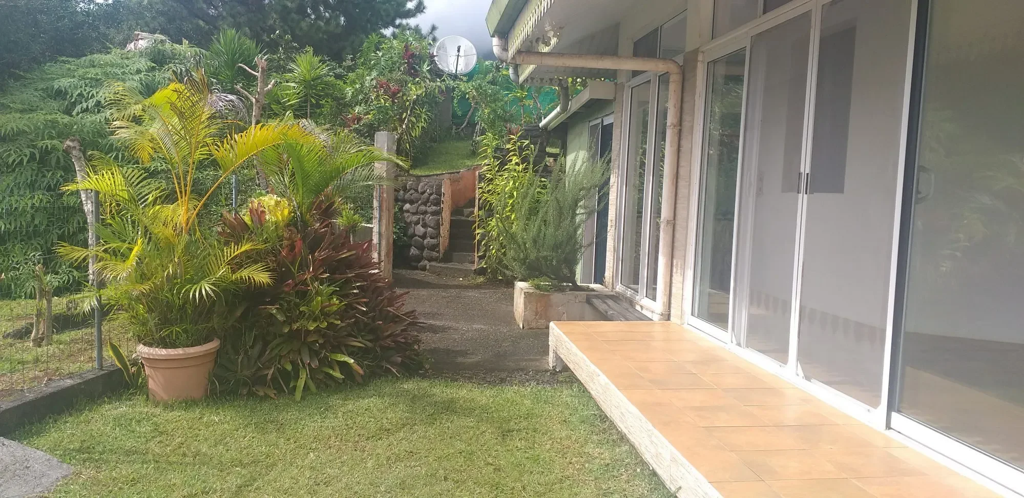 Exterior photo 8