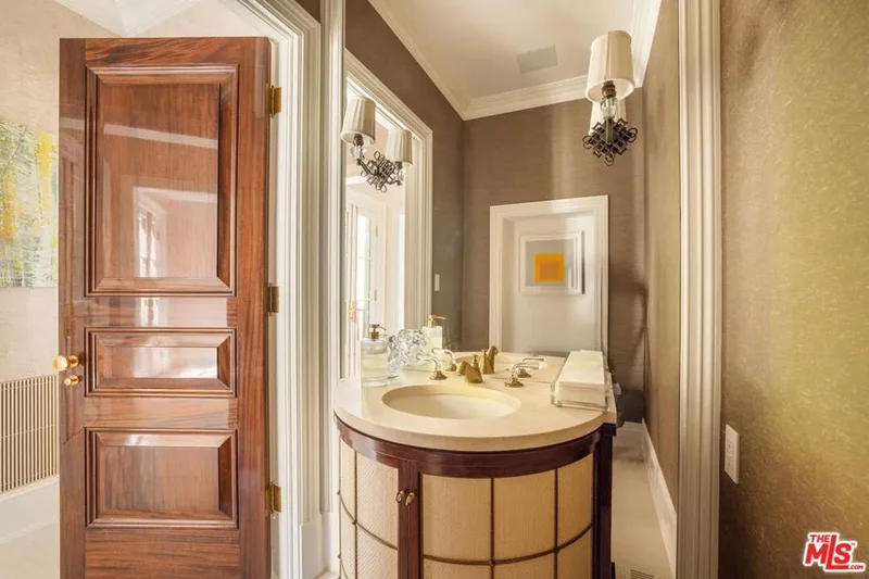 2401 Bowmont Drive, Beverly Hills, California, United States. - Photo 21