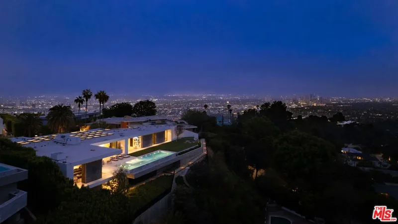 9265 Robin Drive, Los Angeles, California, United States. - Photo 34