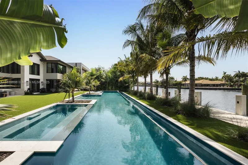 110 Holiday Dr, Hallandale Beach, Florida, United States. - Photo 7
