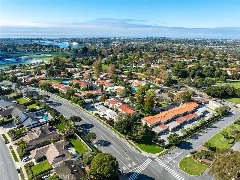 2209 Vista Huerta, Newport Beach, California, United States. - Photo 30