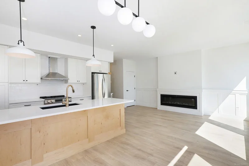 1369 Galerno Rd B, Campbell River, British Columbia, Canada. - Photo 15