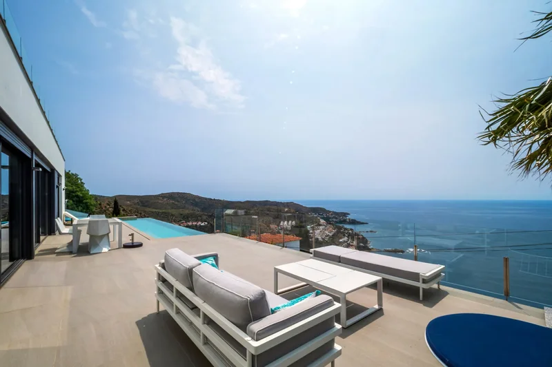 Exclusive Modern Villa With Stunning Views Of The Bay Of Roses