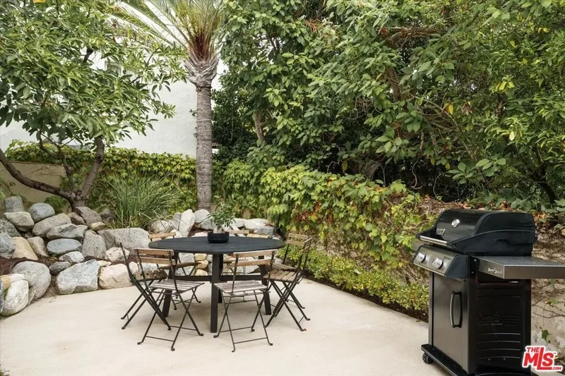 4189 Holly Knoll Drive, Los Angeles, California, United States. - Photo 33
