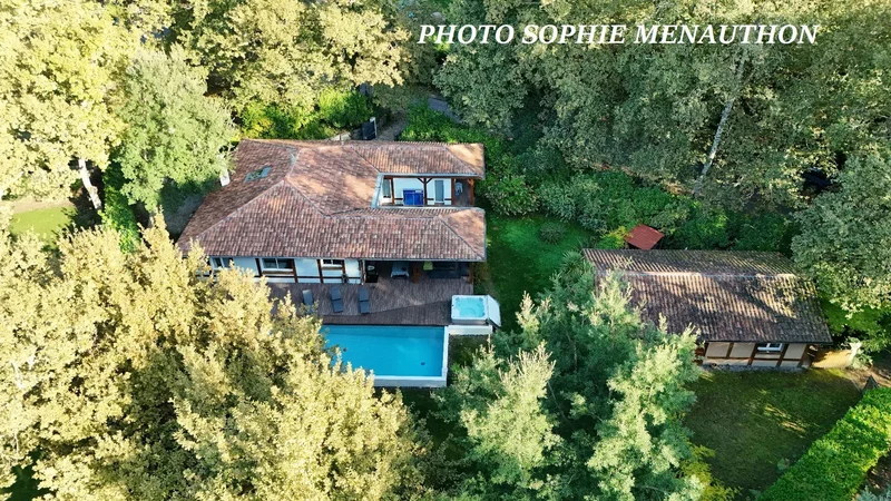 Entre ForÃªt Landaise et Art de Vivre Â– Ensemble de deux maisons sur 1638 mÂ² de terrain boisÃ©.