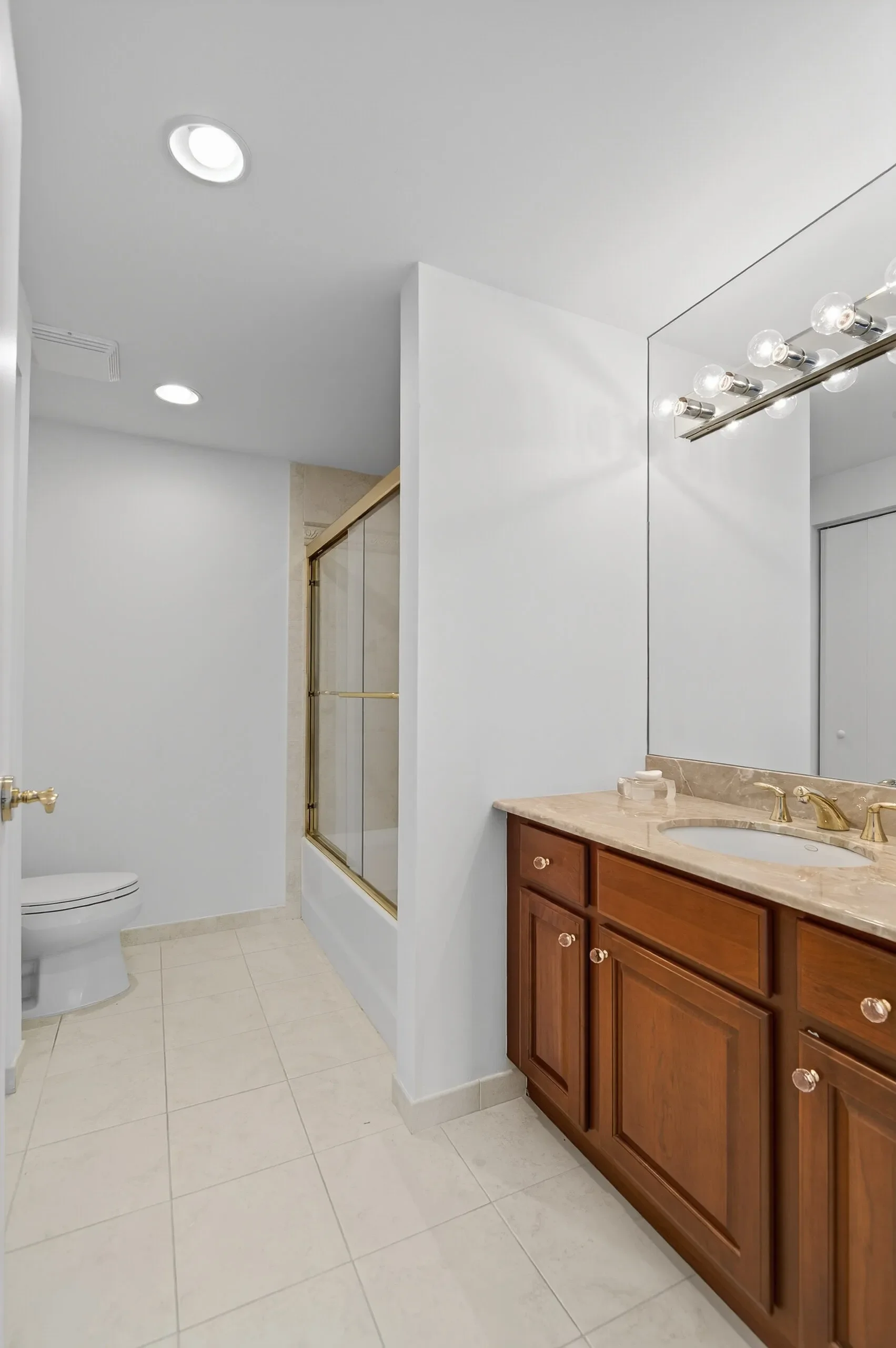 242 Maple Unit# 501, Westbury, NY 11590, Salisbury, New York, United States. - Photo 21