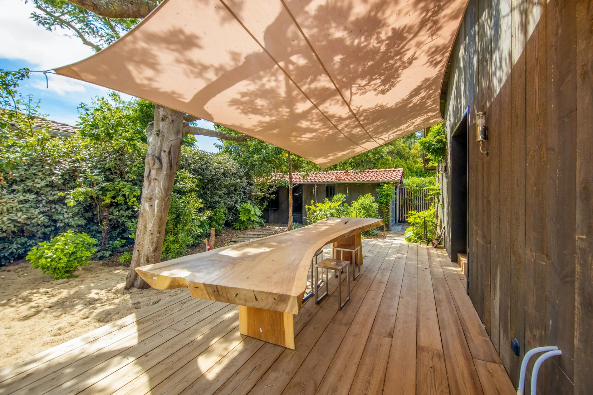 Exterior photo 5