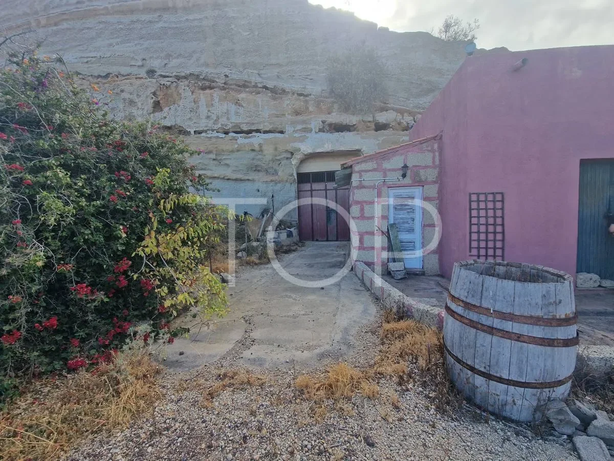 Exterior photo 2