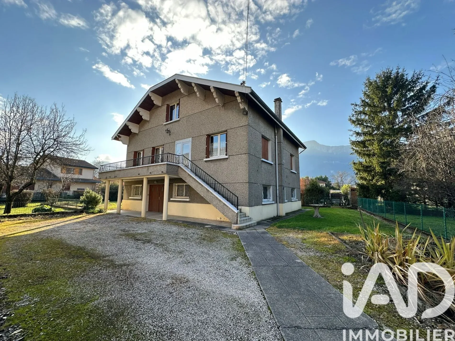 Exterior photo 2