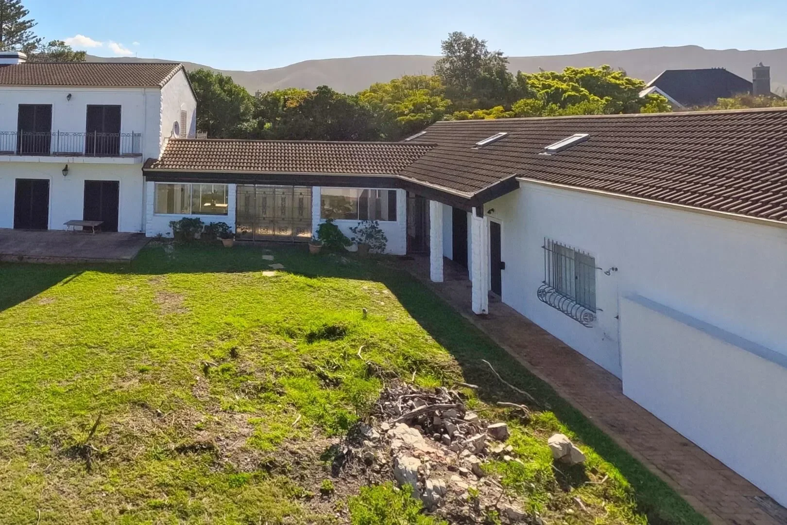 Exterior photo 4