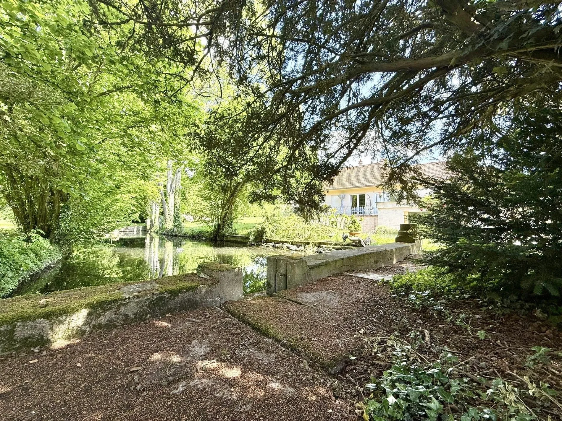 Exterior photo 5