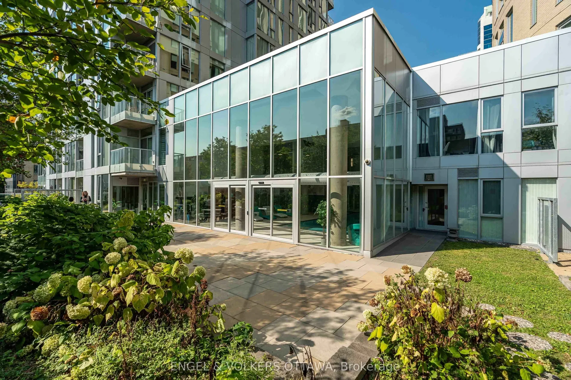 Exterior photo 8