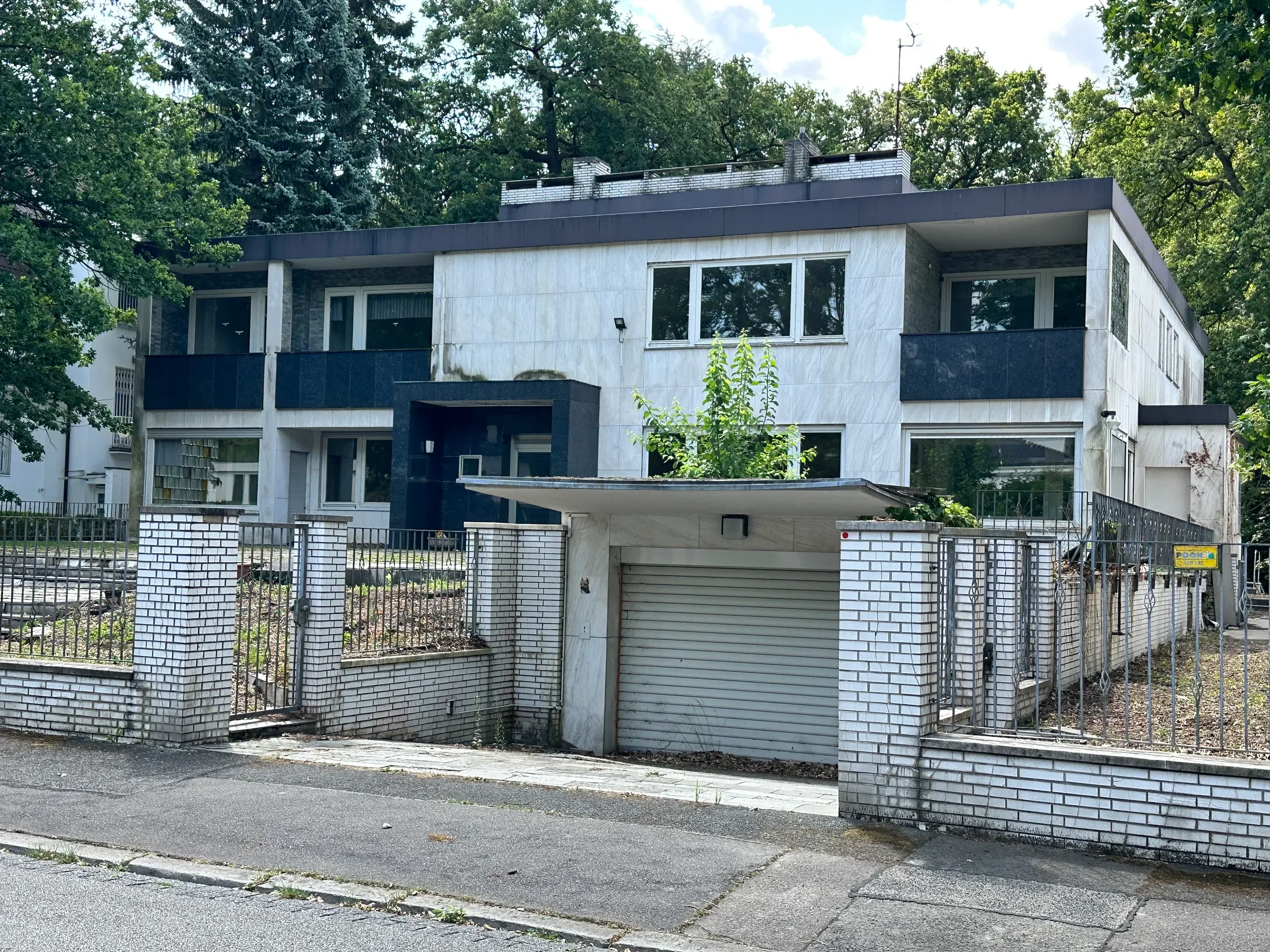 Exterior photo 6