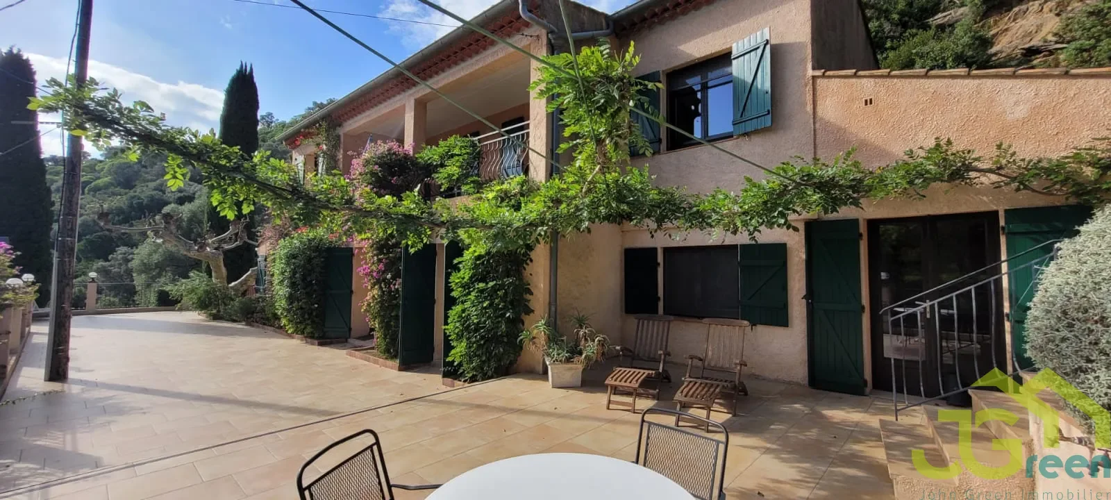Exterior photo 2