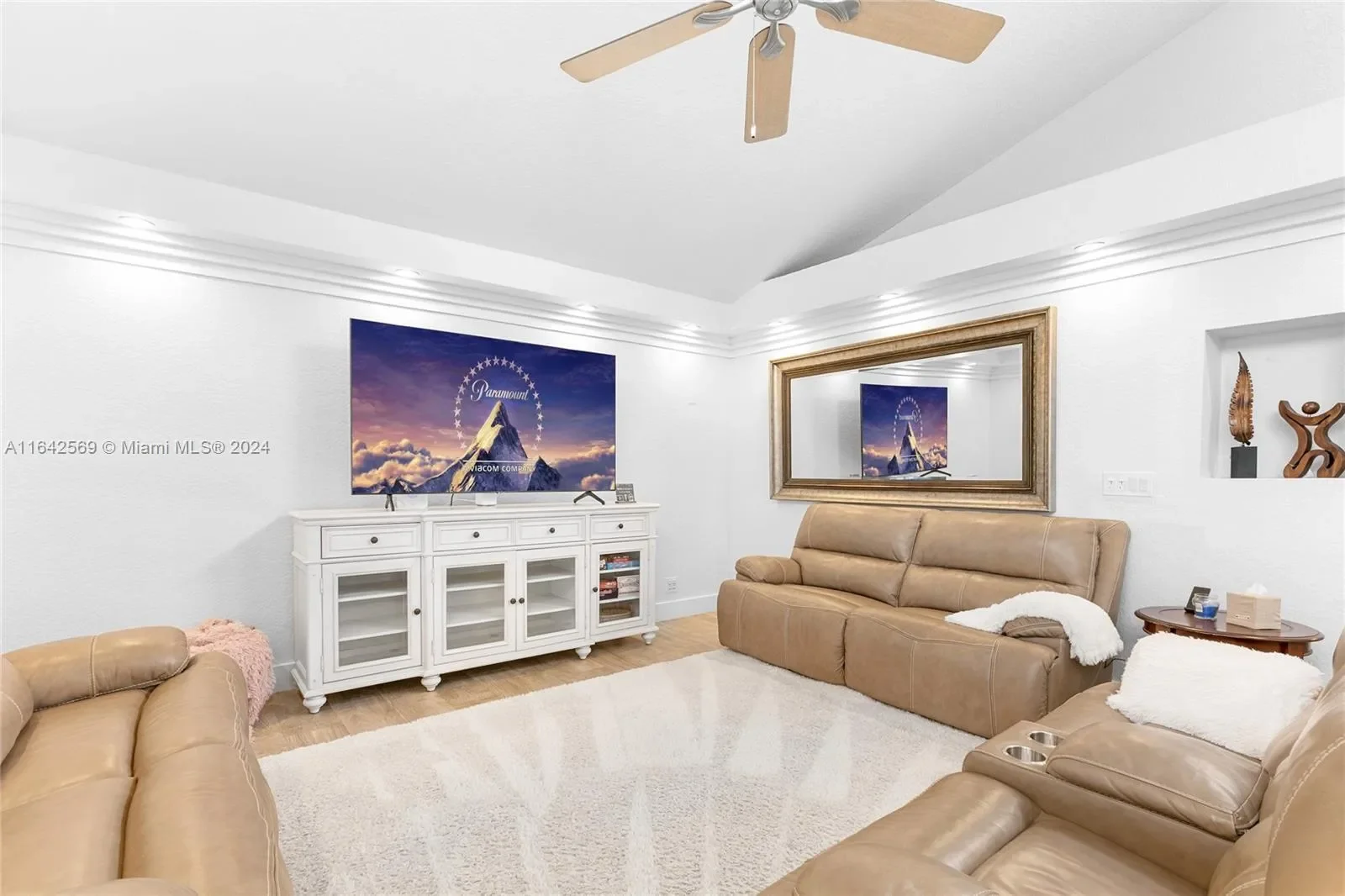 941 SE 4th Ave, Pompano Beach, Florida, United States. - Photo 1