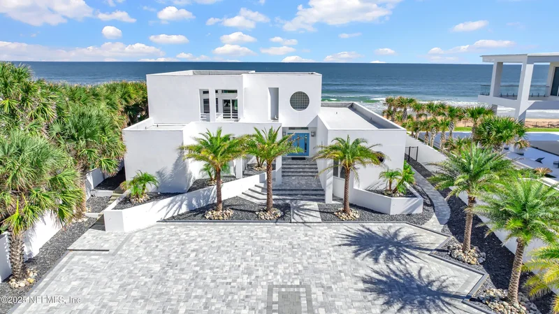 Single Family Residence in Ormond Beach