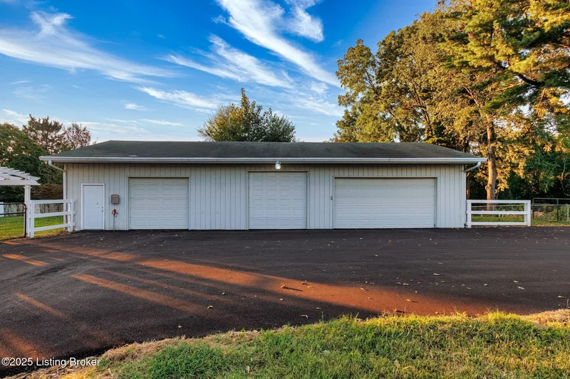 6803 Brownsboro Rd, Louisville, KY 40222, Glenview, Kentucky, United States. - Photo 35