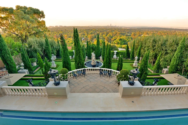 Live in elegance and glamour reminiscent of the iconic Great Gatsby era!