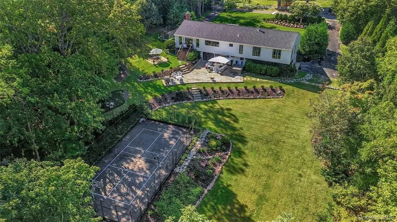 262 Huntington Bay Road, Halesite, New York, United States. - Photo 23