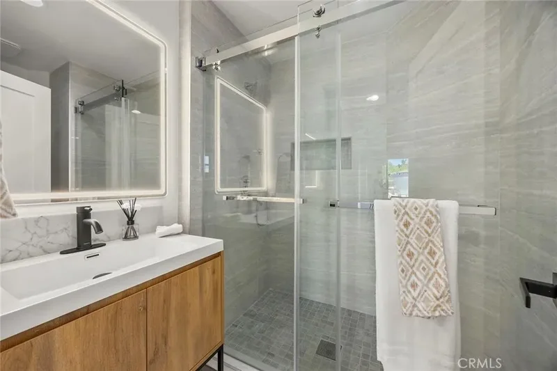 20 Flores, Lake Forest, California, United States. - Photo 28