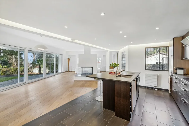Single Storey Villa, Large Garden With Pool And Jacuzzi, Lake View