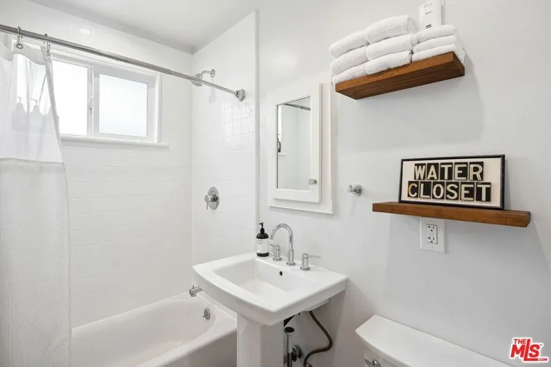 4852 S Centinela Avenue, Los Angeles, California, United States. - Photo 10