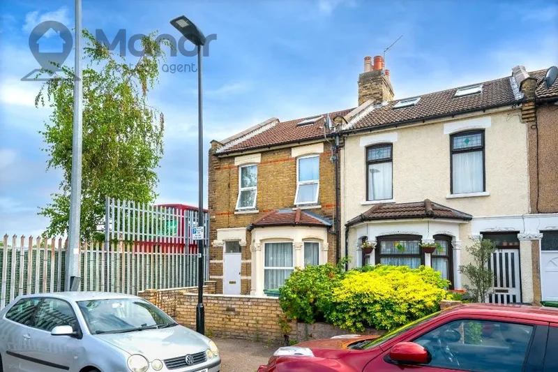 Manor Estate Agent are delighted to offer this Spacious Three Bedroom House for Sale in Nine Acres C
