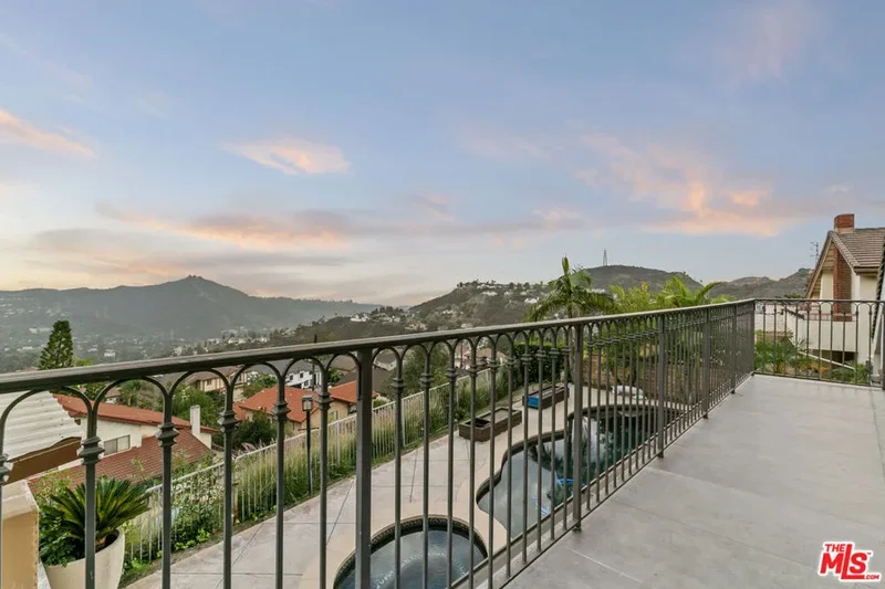 2427 Flintridge Drive, Glendale, California, United States. - Photo 58