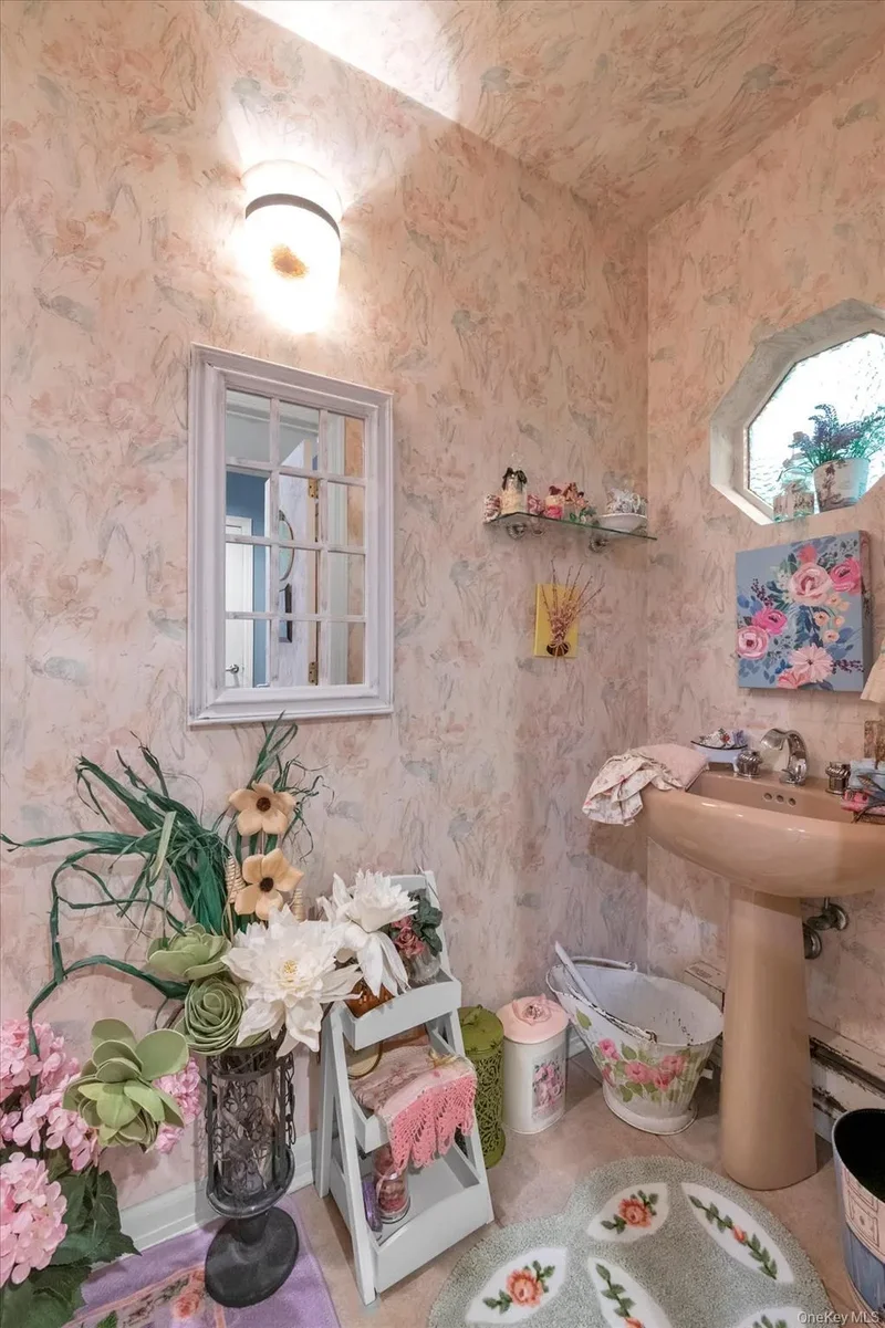 1339 E Boxwood Drive, Hewlett, New York, United States. - Photo 5