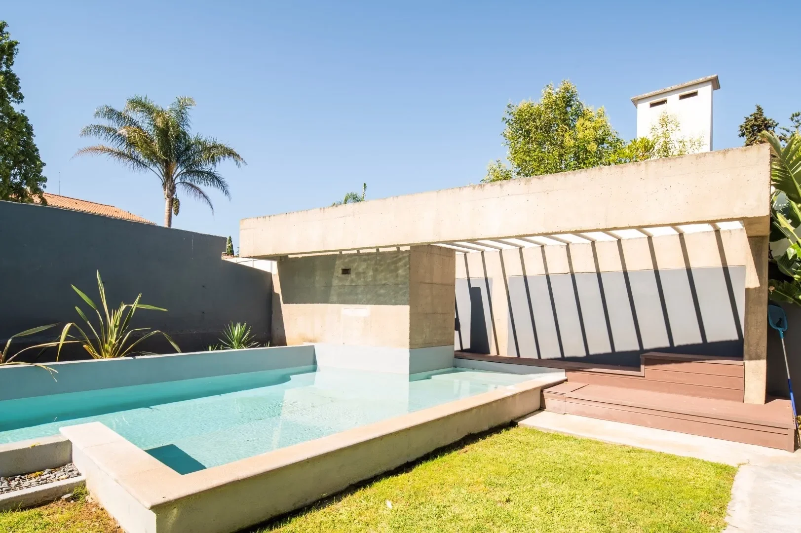 Exterior photo 5