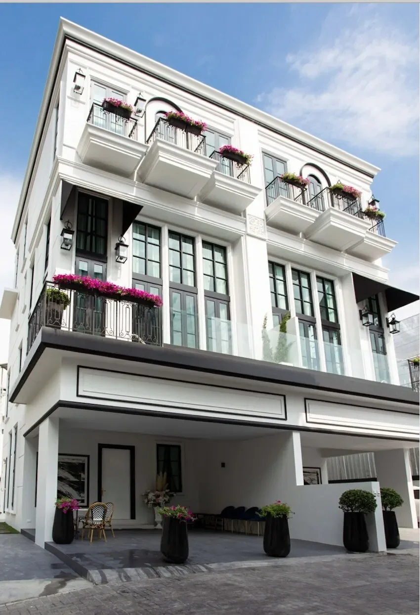 Exterior photo 2