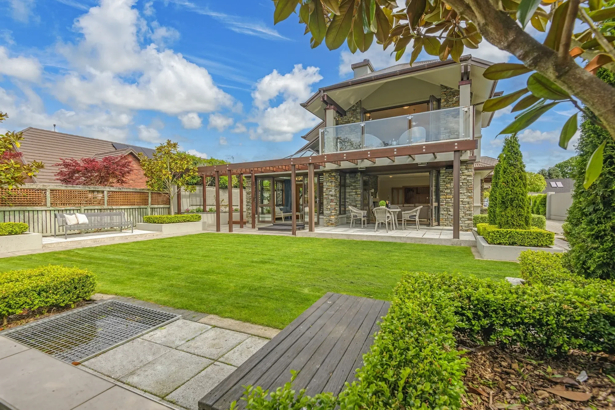 Exterior photo 4