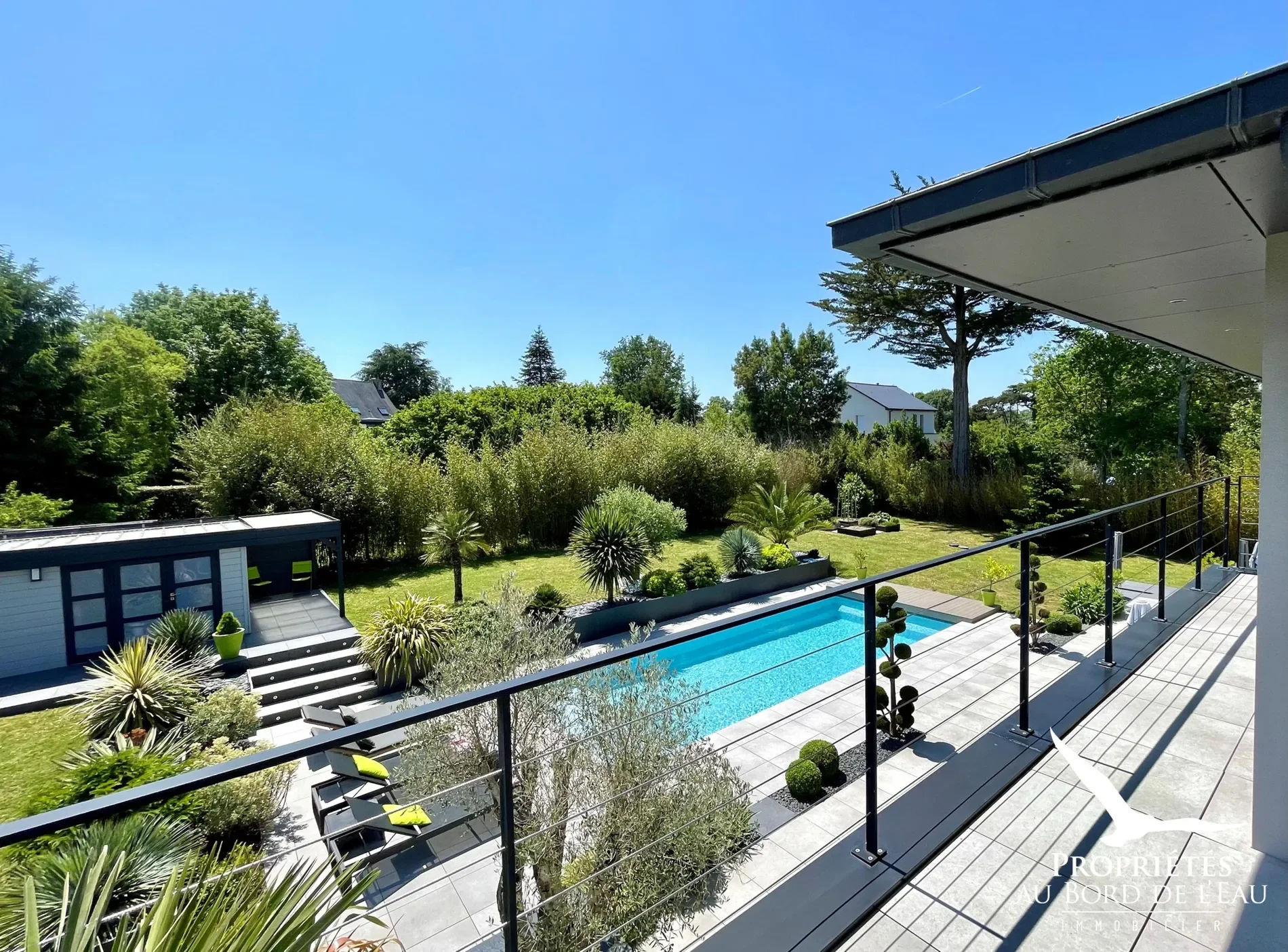 Exterior photo 5