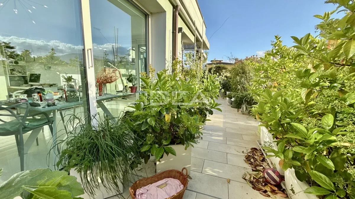 Exterior photo 6