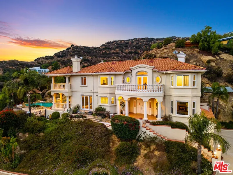 Single Family Residence in West Hills