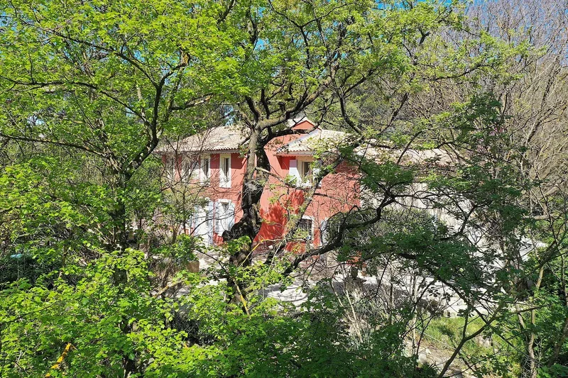 A Carpentras, une demeure de maître en bord de rivière