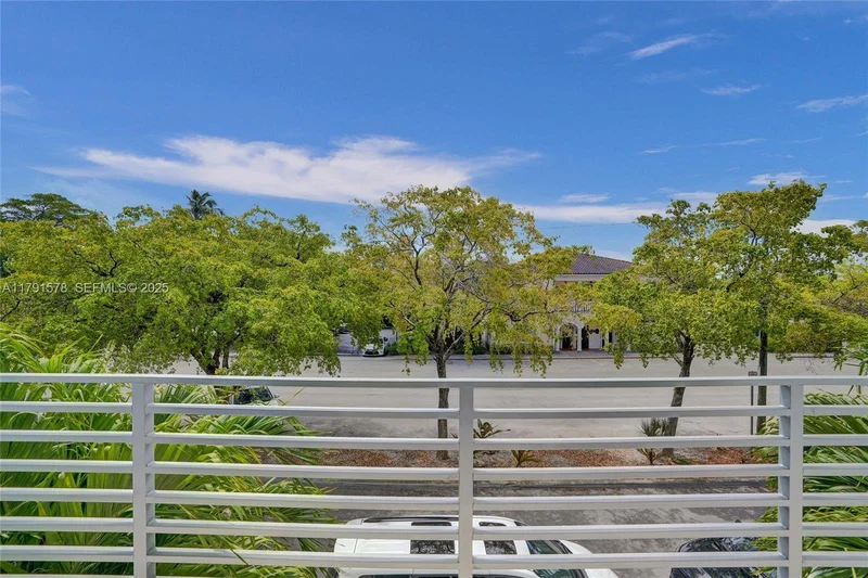 2725 NE 1st St, Hillsboro Beach, Florida, United States. - Photo 28