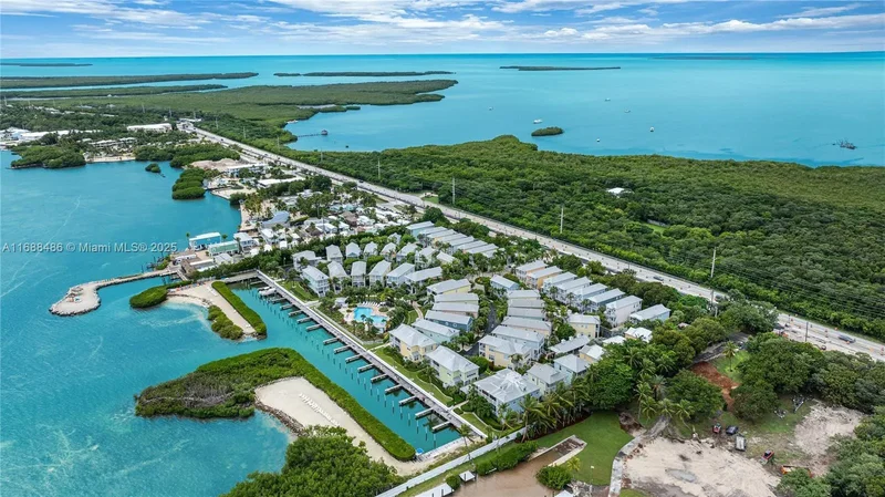Single Family Residence in Islamorada